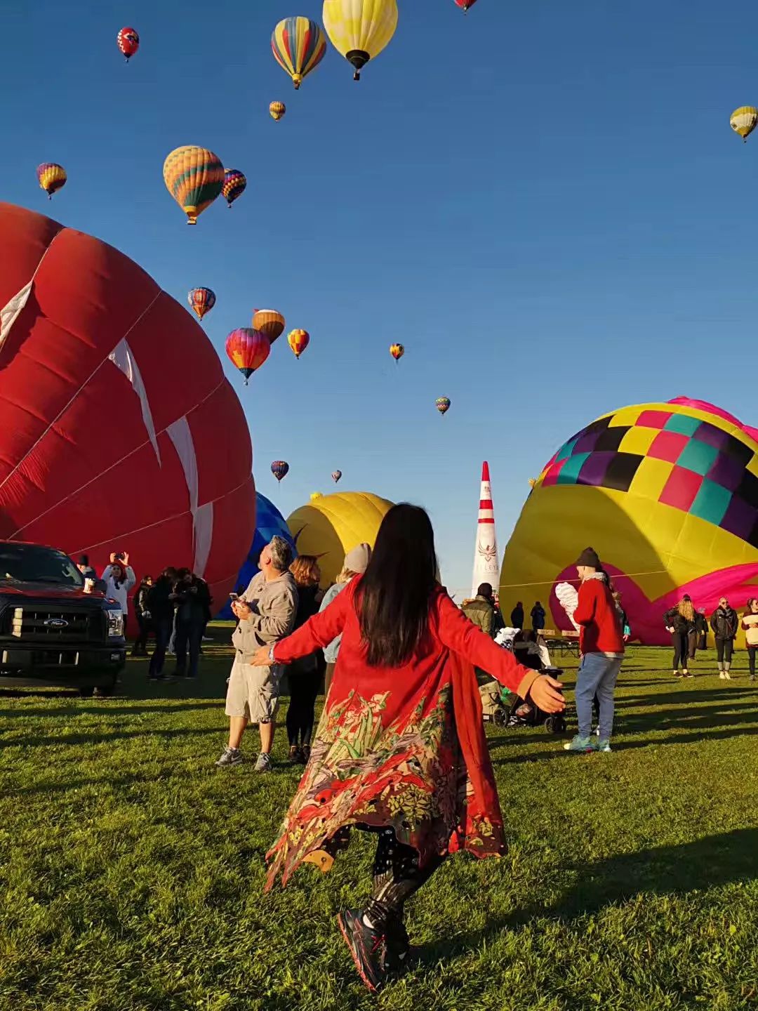 熊晓洁，江西师范大学硕士学位。现就职于中国江西省九江学院，副教授，擅长摄影和水彩。